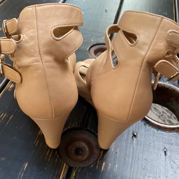 Chloe Strappy Multi Buckle Wedge Samdal - Picture 5 of 9